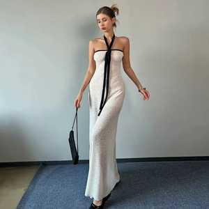 Vue détaillée d'une robe en maille blanche avec liens licou noirs et coupe moulante ajustée