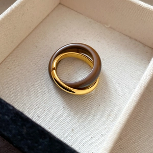 Retro Maillard style intertwined open ring in gold and coffee brown