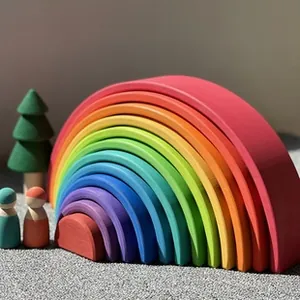 Vue détaillée d'un jouet empilable arc-en-ciel en bois à 12 couches avec deux poupées