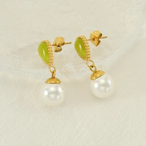Boucles d'oreilles dorées style français avec pierre œil de chat et perles blanches