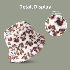 Détail de la texture en peluche épaisse à motif léopard sur ce chapeau bob d'hiver