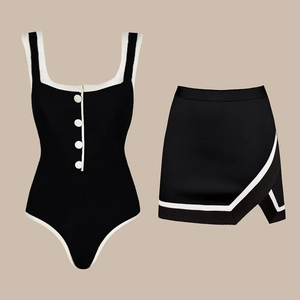 Set costume da bagno elegante bianco e nero con top a bottoni e minigonna asimmetrica