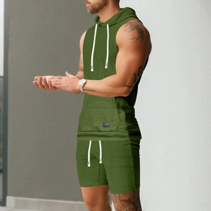 Détail d'un ensemble vert armée sans manches montrant la texture tricotée en V en 3D