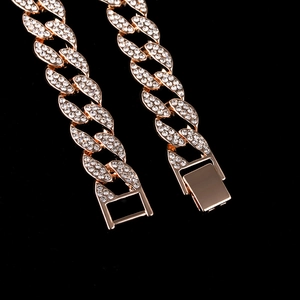 Bracciale cubano dorato da 15 mm con strass scintillanti su sfondo nero professionale
