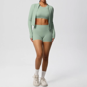 Set yoga tre pezzi verde chiaro con giacca a zip, reggiseno sportivo e pantaloncini a vita alta