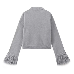 Detail der grauen Strickjacke mit Federbündchen und weicher Rippenstruktur Rückansicht