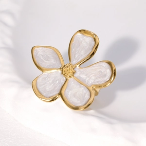 Bague vintage française en acier inoxydable avec fleur en émail blanc et finition or