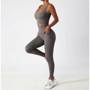Détail du legging de yoga taille haute avec poches latérales et tissu à séchage rapide