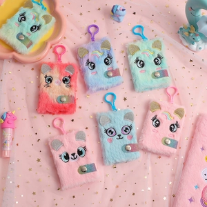 Set di mini quaderni a forma di unicorno in peluche con ganci colorati e morbida pelliccia