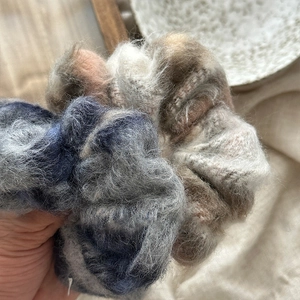 Gros plan de chouchous en mohair moelleux avec une texture douce aux dégradés