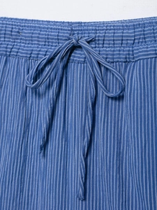 Détail d'un short à rayures bleues avec taille à cordon réglable et texture de tissu en gros plan