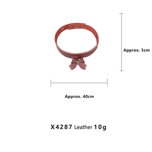 Détail du choker en cuir rouge avec nœud et clochette, dimensions 40cm par 5cm