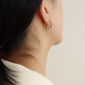 Elegante 18K vergoldete Titanstahl Creolen mit funkelnden Kristallanhängern für Damen