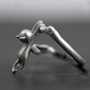 Anillo creativo de gato trepador en plata mate con diseño de rama para mujer