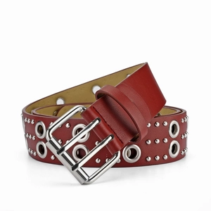 Vue détaillée de la ceinture punk en cuir rouge avec œillets métalliques argentés et rivets