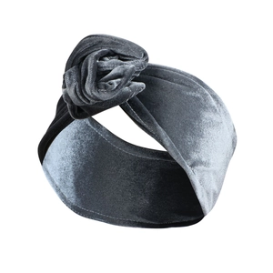 Detailaufnahme des dunkelgrauen Samt-Haarbands mit Knotendesign auf weißem Hintergrund