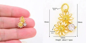 Détails du pendentif marguerite avec dimensions de 19 mm de hauteur et 13 mm de largeur