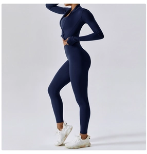 Détail de la veste de fitness bleu marine montrant la coupe ajustée et le tissu stretch
