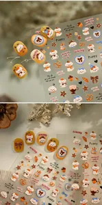 Detail von 3D-Präge-Nagelaufklebern mit süßen Welpenillustrationen und Schleifen