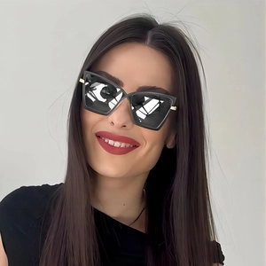 Lunettes de soleil œil-de-chat surdimensionnées pour femmes avec détails dorés