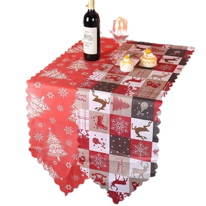 Chemin de table de Noël avec motifs de renne rouge et imprimés flocons festifs