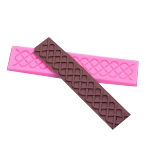 Molde de silicona rosa para bordes de pasteles con textura de punto trenzado en relieve