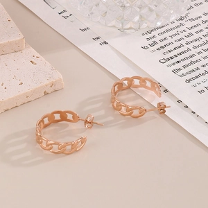 Vue détaillée de boucles d'oreilles clous gourmette plaqué or rose 18 carats sur pierre
