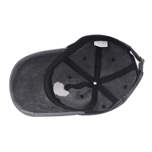 Détails de l'intérieur de la casquette en coton délavé montrant coutures et étiquette