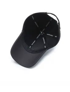 Dettaglio delle cuciture interne rinforzate e della fibbia regolabile in metallo del cappello
