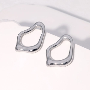 Boucles d'oreilles minimalistes irrégulières en acier argenté au design géométrique abstrait