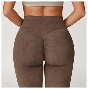 Detailansicht der kaffeebraunen nahtlosen Yoga-Leggings mit High-Waist und Push-Up-Effekt