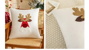 Détail de la broderie touffetée du renne de Noël sur une housse de coussin en velours