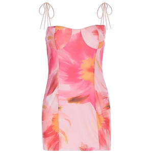 Détail de la mini robe fleurie rose avec fines bretelles et silhouette à bonnets