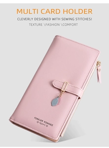 Dettaglio del portafoglio lungo in pelle PU rosa con trama litchi e ciondolo foglia