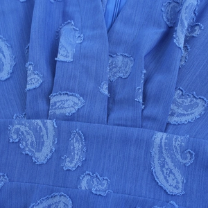 Robe mini vintage à col en V, manches longues, motif paisley et taille plissée