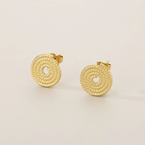 Détail de boucles d'oreilles spirales dorées avec texture corde en acier inoxydable poli