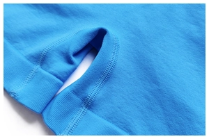 Nahaufnahme der blauen Sportshorts mit Daumenloch und nahtlosem, elastischem Gewebe-Detail