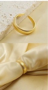 Vue détaillée d'une bague en acier inoxydable plaqué or 18k avec texture torsadée élégante
