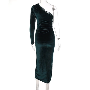 Vue détaillée du tissu en velours vert foncé avec plis latéraux sur une robe asymétrique