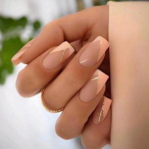 Unghie finte quadrate French pesca con strisce glitter dorate su base nude