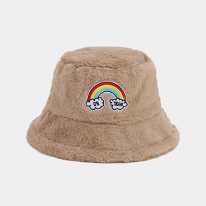 Détail d'un chapeau bob en peluche kaki avec écusson brodé arc-en-ciel coloré Oh Yeah