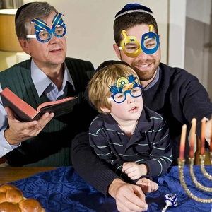 Famille portant des lunettes de fête de Hanoucca avec motifs Menorah et Étoile de David