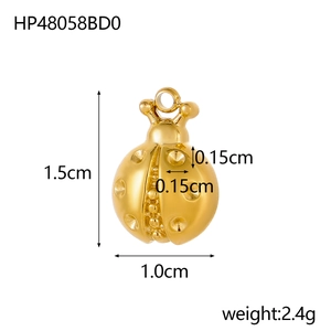 Detailansicht eines goldenen Käferanhängers, 1,5 cm x 1,0 cm, mit hohler Rückseite