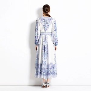 Robe midi bohème à manches longues avec imprimé paisley, col en V et ceinture nouée