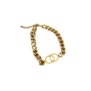Bracelet chaîne minimaliste en acier titane doré avec pendentif en D ovale sur fond blanc