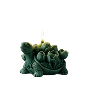Einzigartige Schildkröten Kerze mit grünen Tulpenblüten Mustern auf dem Panzer