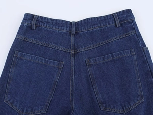 Détails d'un jean bleu foncé montrant les poches arrière et les coutures renforcées