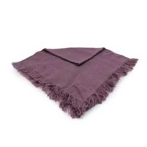 Dettaglio macro di un fazzoletto da testa in maglia viola con nappe su fondo bianco