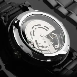 Gros plan détaillé du mouvement automatique squelette et des engrenages de la montre noire