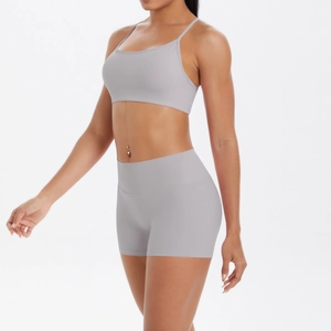 Détail d'un ensemble de yoga gris avec soutien-gorge à fines brides et short taille haute